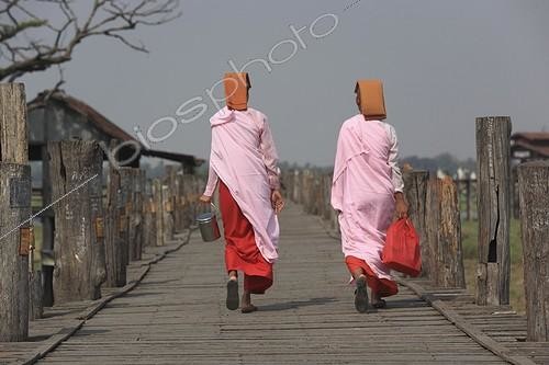 Biosphoto | 1136590 | Nuns walking on the bridge of U Bein of Amarapura Myanmar | &copy; Antoine Boureau / Biosphoto