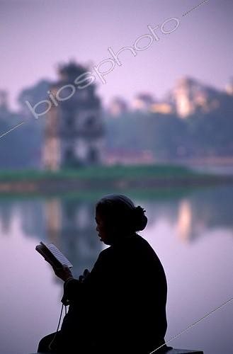 Biosphoto | 507960 | Old woman reading near water Hanoi Vietnam | &copy; Mathieu Foulquié / Biosphoto
