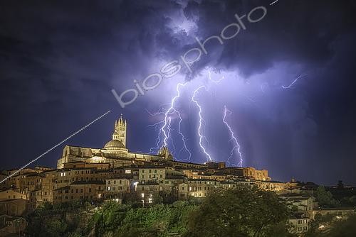 Biosphoto | 2613651 | Orage au-dessus de la ville de Sienne, Toscane, Italie | &copy; Alberto Ghizzi Panizza / Biosphoto