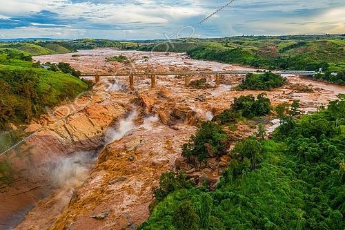 Biosphoto | 2431394 | Pont sur la rivière Betsiboka à la RN4, près de Maevatanana, vu de drone, Ouest de Madagascar, Madagascar | &copy; Marko von der Osten / imageBROKER / Biosphoto