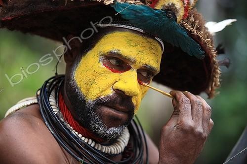 Biosphoto | 1159678 | Portrait of a Huli man making up Papua New-Guinea | &copy; Antoine Boureau / Biosphoto