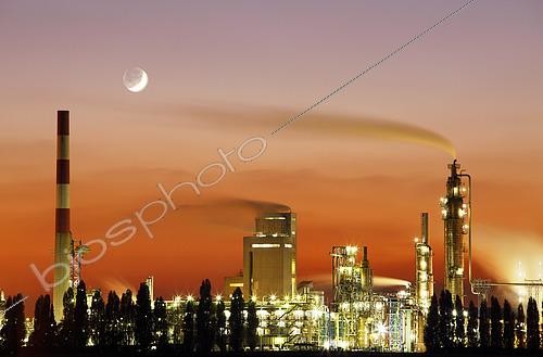 Biosphoto | 2618139 | Raffinerie de pétrole de Grandpuits et croissant de Lune au coucher du soleil, Seine-et-Marnre, France | &copy; Christophe  Lehénaff / Biosphoto