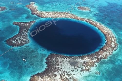 Biosphoto | 74528 | The Great Blue Hole Belize ; Abyss formed by a geological collapse, 480 feet deep and 1000 feet wide. It is a world-renowned scuba diving site.<br>Location: Lighthouse Reef, Belize. | &copy; Brandon Cole / Biosphoto