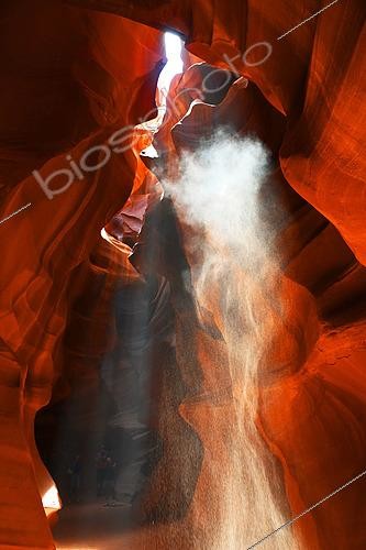 Biosphoto | 2571994 | Tourists visiting the Upper Antelope Canyon, 2 to 3 m wide and 400 m long, managed by the Navajo Indian tribe. Antelope Canyon. Arizona. USA. | &copy; Antoine Lorgnier / Biosphoto