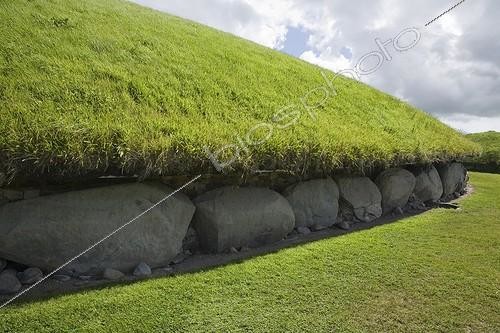 Biosphoto | 2011093 | Tumulus de Knowth - Site mégalithique Brú na Bóinne Irlande | &copy; Mikel Bilbao / Visual and Written - Photo Collection / Biosphoto
