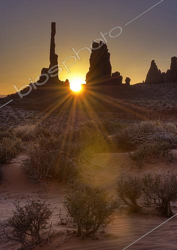 Biosphoto | 2482630 | Un rayon de soleil à travers la célèbre formation du Totem Pole à Monument Valley, dans l'Utah. | &copy; John Davis / Stocktrek Images / Biosphoto