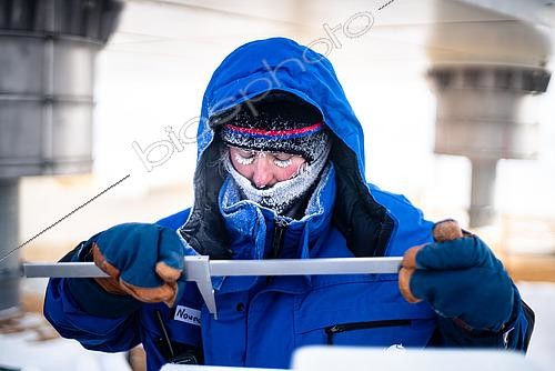 Biosphoto | 2595528 | Une scientifique effectue un ensemble de mesures sur un morceau de neige afin d'en déterminer la structure, la dureté, etc. à proximité des pieds de la station Concordia. Station de recherche scientifique Antarctique Concordia, plateau du Dôme C, Antarctique de l’Est/oriental. | &copy; Armand Patoir / Biosphoto
