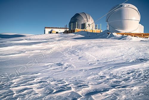 Biosphoto | 2595549 | Vue de la zone  astronomie  de Concordia, avec son laboratoire et ses deux télescopes abrités dans des dômes. Station de recherche scientifique Antarctique Concordia, plateau du Dôme C, Antarctique de l’Est/oriental. | &copy; Armand Patoir / Biosphoto