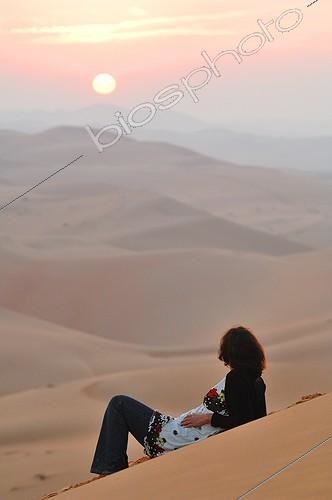 Biosphoto | 1262543 | Woman resting in the desert of Rub al-Khali Abu Dhabi ; Anantara, Thai hotel chain, has opened the Qasr al-sarab Liwa desert in the middle. This district, also called  Empty Quarter , is one of the largest deserts in the world. Méharées addition, the hotel also organizes outings in the red sand dunes tinted.  | &copy; Antoine Lorgnier / Biosphoto