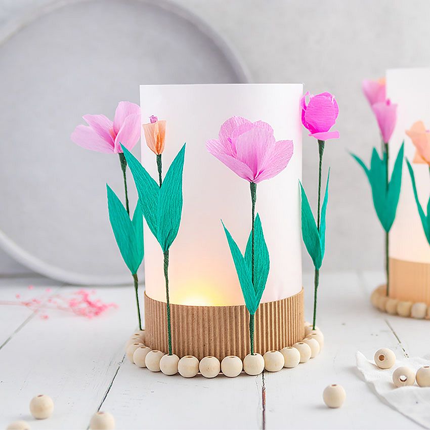 Décoration : lanterne d'été décorée avec des fleurs de papier